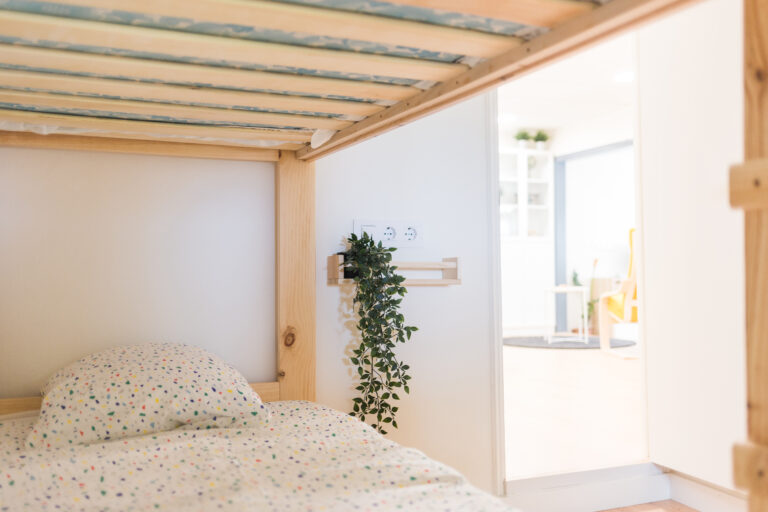Litera de madera junto a la puerta de la habitación infantil